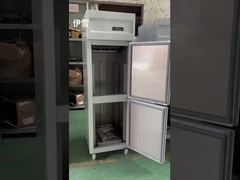 Aufrechtes Kühlschrank mit Schalen im Inneren